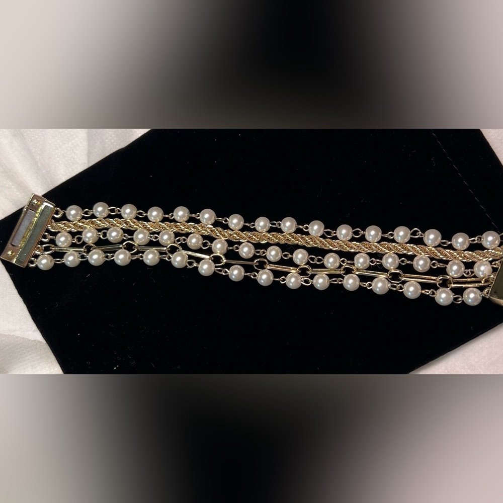bracelet, 2 chains of  and 3 strings of pearls. on a magnetic clasp